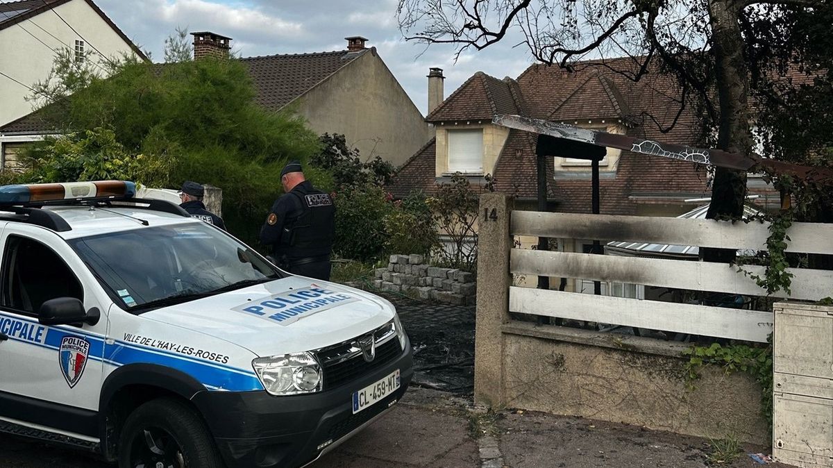 Při nepokojích ve Francii zapálili dům starosty, kde spala manželka s dětmi